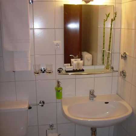 Eu Centralhotel Im Toennchen Guest house