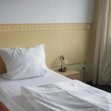 ゲストハウス Eu Centralhotel Im Toennchen 2*